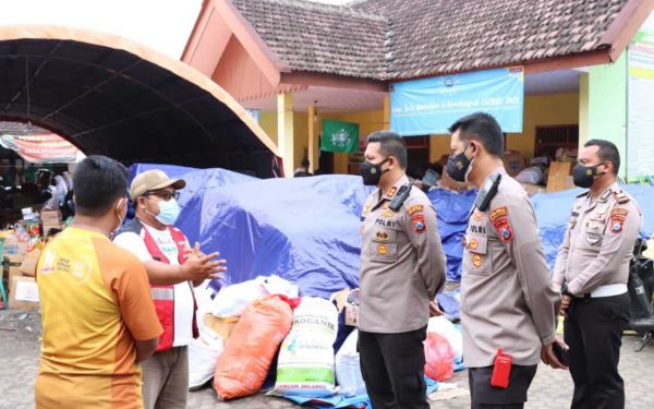 Kapolres Malang bersama Kapolresta Malang Kota Tinjau Lokasi Pengungsian hingga Pos Pantau Gunung Api Pasca APG Semeru