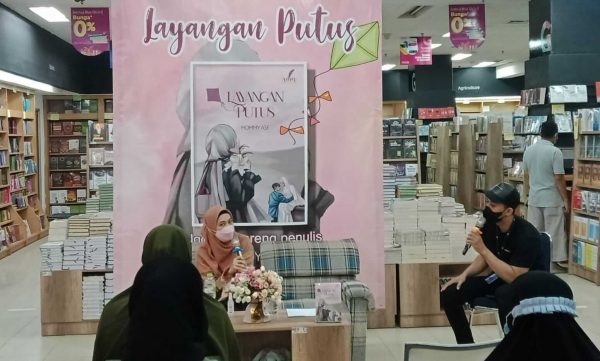 Sedang Naik Daun, Penulis Layangan Putus Akhirnya Sapa Penggemarnya di Gramedia Kota Malang