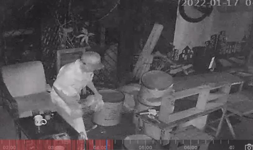 Pelaku Pencurian di Warkop Geist Store Kota Malang Terekam CCTV