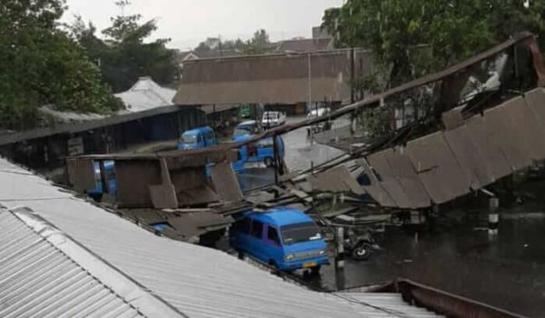 Dihajar Hujan Deras, Dua Angkot Tertimpa Atap Parkiran Terminal Arjosari Malang