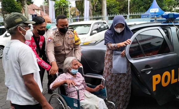 Kapolsek Klojen Malang Wujudkan Mimpi Lansia Sebatang Kara untuk Operasi Katarak