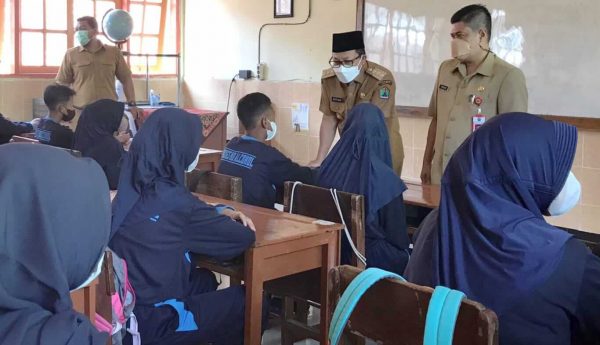 Pastikan PTM Kota Malang Sesuai dan Aman, Wali Kota Sutiaji Tinjau Prosedur di Hari Pertama Masuk Sekolah