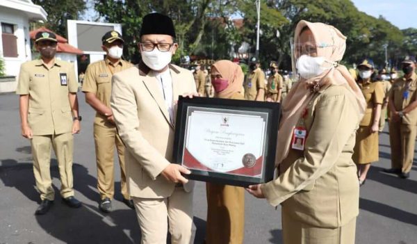 Wali Kota Sutiaji Serahkan Penghargaan Kemenpan RB untuk Dua OPD Kota Malang