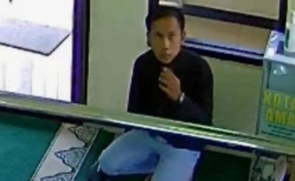 Pembobol Dua Kotak Amal di Musala Cemorokandang Kota Malang Terekam CCTV