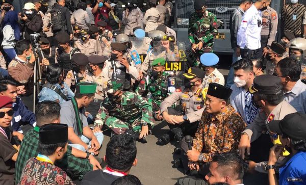 Kapolresta Malang Kota, Ketua DPRD dan Dandim 0833 Duduk Lesehan bersama Pengunjuk Rasa