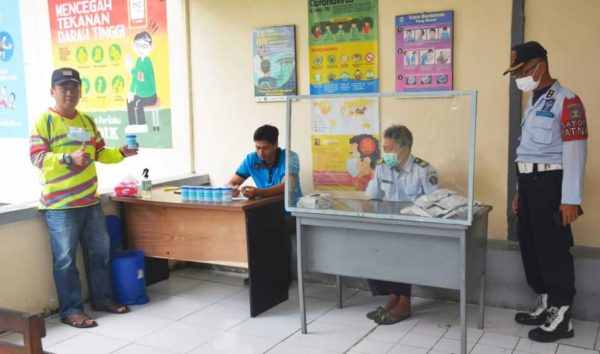 Pastikan Bersih dari Narkoba, Kalapas Kelas 1 Malang Pimpin Tes Urine Dadakan Seluruh Pegawai