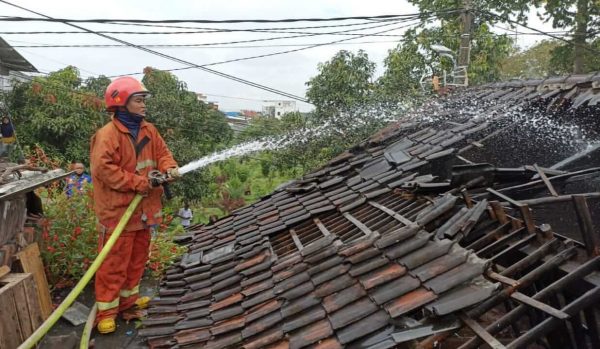 Diduga Karena Putung Rokok, Rumah Warga Lowokwaru Kota Malang Terbakar