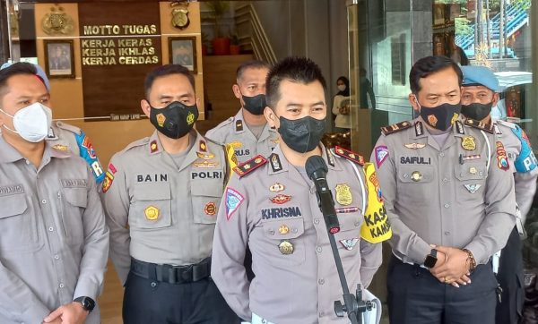 Dicurigai Berbuat Mesum di Mobil, Pengemudi yang Ketakutan Tabrak Tiga Motor dan Satu Mobil