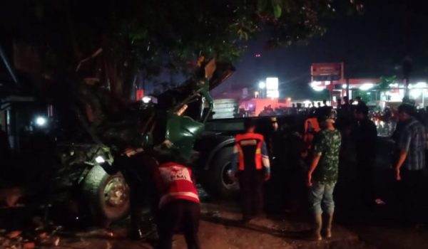 Pecah Ban dan Hantam Tiang PJU, Sopir Truk Asal Sidoarjo Meregang Nyawa