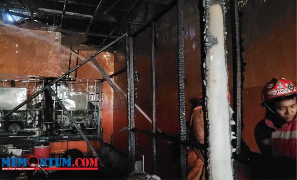 Diduga Korsleting Listrik, Outlet Ayam Nelongso Terbakar