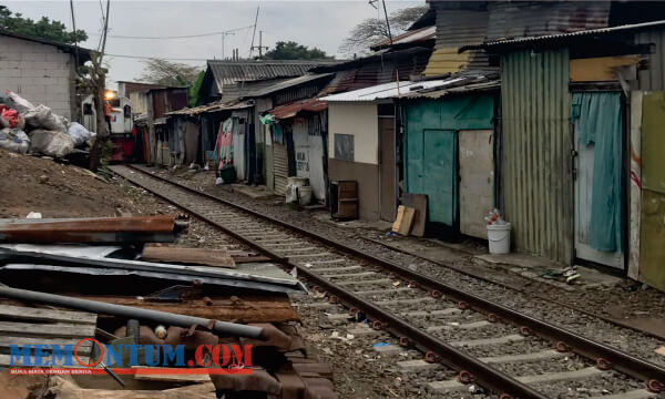 Jelang Sterilisasi Pemukiman di Jalur KA, Warga Terdampak Mulai Lakukan Pembongkaran Mandiri