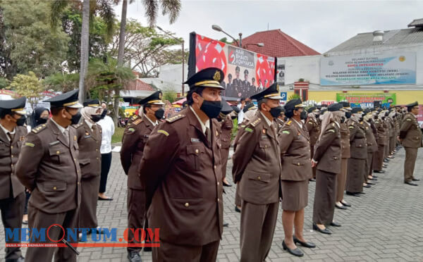 Peringati Hari Adyaksa, Kejari Kota Malang Beri Satya Lencana Karya Satya Bakti