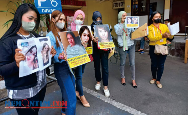 Bawa Poster dan Foto, Sejumlah Biduan Korban Arisan Bodong Kembali Datangi Polresta Malang Kota