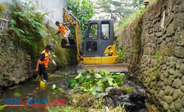 Satgas Drainase Kota Malang Dibantu Ekskavator Lakukan Pengerukan Sedimen di Saluran Sekunder