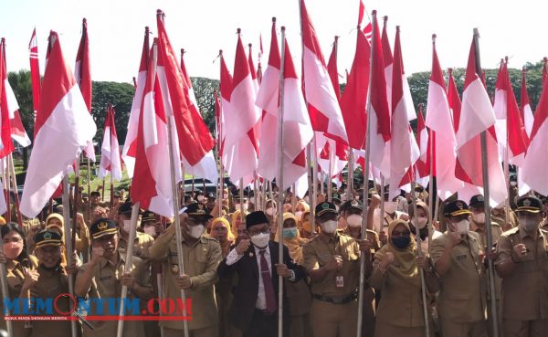 Semarakkan HUT RI, Pemkot Malang Awali Lakukan Pemasangan Bendera Merah Putih Serentak di Alun-alun Tugu