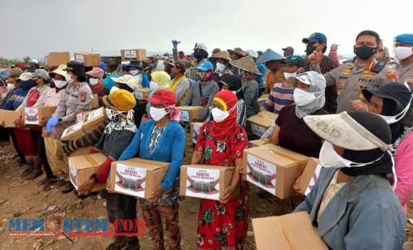 Kapolresta Malang Bagikan 100 Paket Sembako di TPA Supit Urang