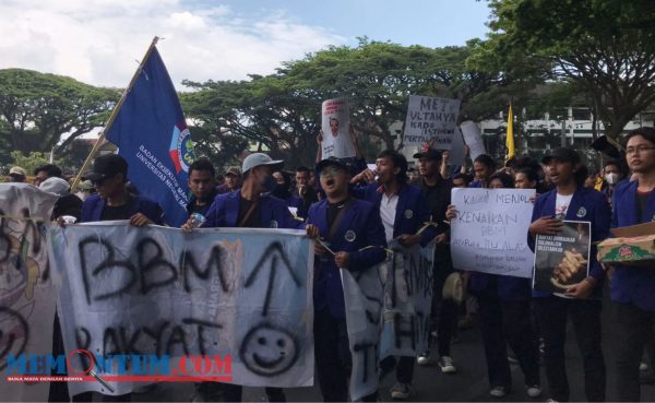 Ratusan Mahasiswa Kota Malang Gelar Aksi Tolak Kenaikan BBM di Depan Gedung DPRD