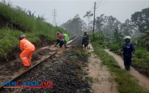 Akses Rel KA Lintas Stasiun Sumberpucung-Pohgajih Tertutup Longsor, KAI Daop 8 Surabaya Mohon Maaf