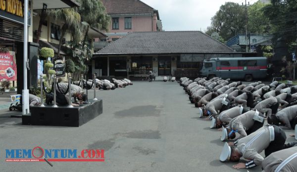 Kapolresta Makota bersama Anggota Lakukan Sujud Bersama sebagai Wujud Duka dan Permintaan Maaf untuk Korban Tragedi Kanjuruhan