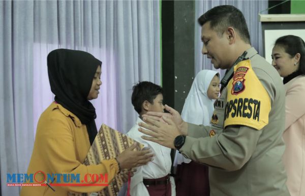 Anak Korban Tragedi Kanjuruhan Diberikan Beasiswa dari Kapolda Jatim