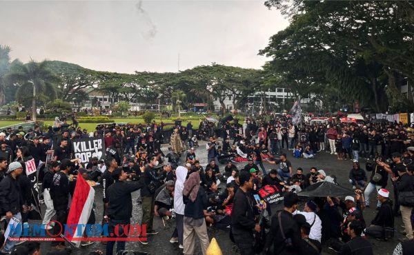 Diguyur Hujan Deras, Ribuan Aremania Lakukan Aksi Solidaritas 40 Hari Tragedi Kanjuruhan