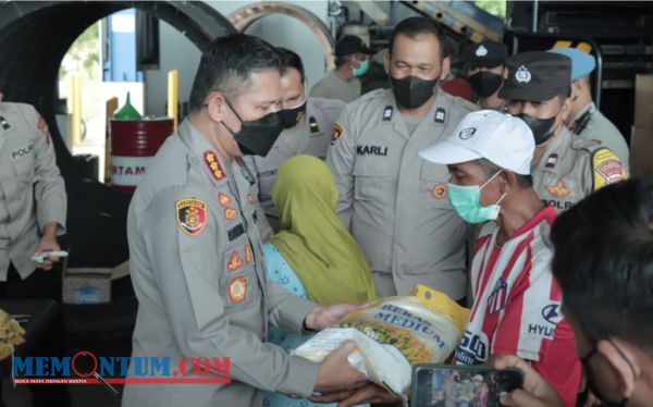 Kapolresta Malang Bagikan BPJS Ketenagakerjaan pada Pemulung TPA Supit Urang