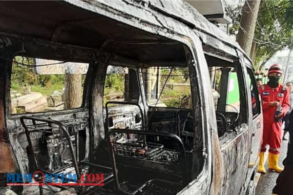 Mogok di Jalan Kota Malang, Mobil Zebra Tiba-tiba Terbakar