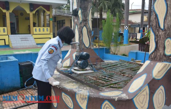 Peduli Keselamatan WBP dari DBD, Lapas Kelas 1 Malang Tabur Abate dan Kaporit di Sumur dan Kamar Mandi Blok Hunian