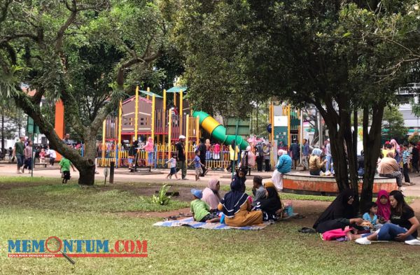 Wisatawan Mulai Banjiri Alun-Alun Merdeka Kota Malang, Pedagang Kecil hingga Odong-odong Raub Berkah