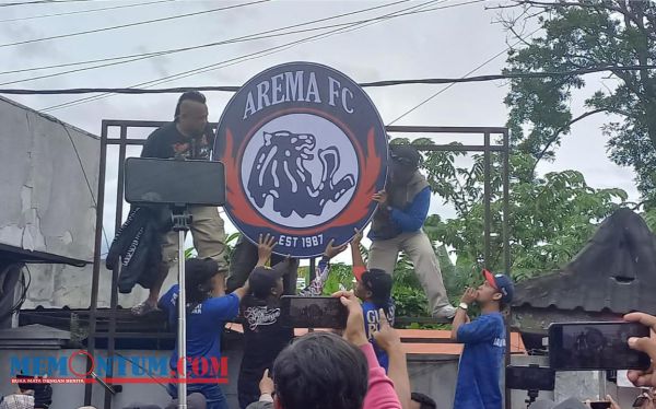 Pasca Aksi Pengerusakan, Aremania Kembali Pasang Logo dan Minta Manajemen Tak Bubarkan Tim