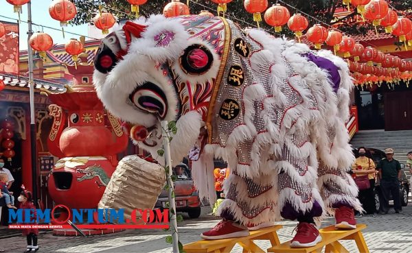 Pertunjukan Barongsai dan Naga Meriahkan Perayaan Imlek di Klenteng Eng An Kiong Kota Malang