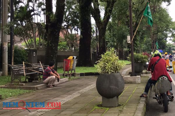 DLH Kota Malang Pasang Bambu di Bangku Taman Jalan Ijen Akibat Kerap Digunakan Bermesraan