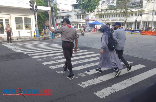 Panggilan Jiwa, 45 Pramuka Kota Malang Bantu Penyebrang Jalan di Kawasan Kayutangan Heritage