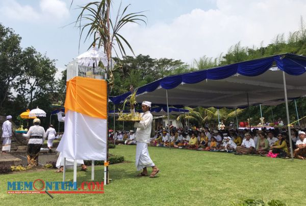 Ratusan Umat Hindu Malang Raya Lakukan Upacara Ngembak Geni di Candi Badut