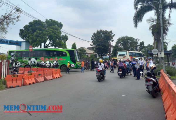 Antisipasi Macet, Dishub Kota Malang Pasang Pembatas Jalan di Pintu Keluar Bus Terminal Arjosari