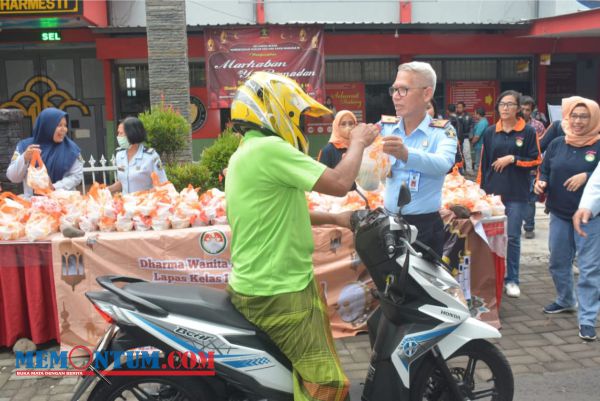 Pemberian Takjil Gratis dari Lapas Kelas 1 Malang Laris Manis