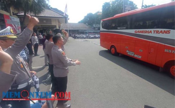 Polresta Malang Kota Berangkatkan 80 Pemudik dalam Program Balik Mudik Gratis