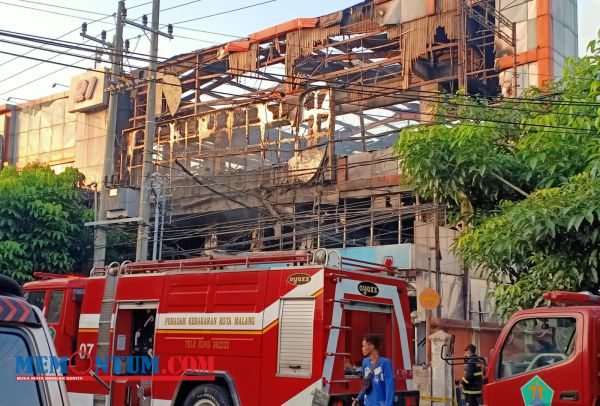 Bangunan Tiga Lantai Plaza Malang Sisakan Kerangka Cor dan Besi