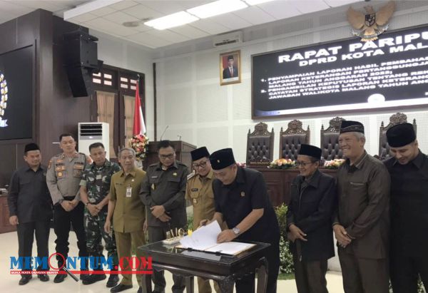 Memontum Kota Malang - Panitia Khusus (Pansus) DPRD Kota Malang, telah memberikan 51 poin rekomendasi kepada Pemerintah Kota Malang, terkait dengan Laporan Keterangan Pertanggungjawaban (LKPJ) Wali Kota Malang, Tahun Anggaran 2022, Senin (08/05/2023) tadi. Hal tersebut, dibacakan oleh Ketua Pansus DPRD Kota Malang, Arief Wahyudi, saat Rapat Paripurna penyampaikan laporan hasil pembahasan terhadap LKPJ Wali Kota Malang Tahun Anggaran 2022 dan pengambilan keputusan tentang rekomendasi atau catatan strategis LKPJ Wali Kota Malang Tahun Anggaran 2022. Dalam 51 poin tersebut, diantaranya menyoroti kegagalan untuk mengeksekusi terhadap rekomendasi DPRD Kota Malang tahun 2021, yang seharusnya direalisasikan pada tahun 2022. Yaitu, mengenai tiga pasar di Kota Malang yakni pembangunan Pasar Besar, pembangunan Pasar Blimbing, dan pembangunan Pasar Gadang. “Kalau saya melihat, tiga pasar ini kan masalah yang harus intens diurus. Artinya, korsupgah mengembalikan ke kejaksaan, kejaksaan mengembalikan lagi ke kita, tentu saja ada rekomendasi di situ. Nah, rekomendasi ini yang harus dilakukan, jangan digantung-digantung saja. Permasalahan kalau tidak diselesaikan tidak akan pernah selesai,” jelas Ketua DPRD Kota Malang, I Made Riandiana Kartika, seusai rapat paripurna. Menurut Made, masalah pasar tersebut harus segera diselesaikan. Tentunya, agar memberikan efek domino mengenai perekonomian di Kota Malang bisa lebih menggeliat. “Jadi kami akan segera rapat pimpinan fraksi untuk menindaklanjuti hasil Pansus, kami merekomendasikan kepada OPD untuk melaksanakan rekomendasi dewan terhadap OPD. Apalagi, sekarang Pansus merekomendasikan kepada dewan. Sehingga kami, selaku pimpinan akan segera membicarakan hal ini dengan pimpinan fraksi untuk segera menindaklanjuti rekomendasi Pansus LKPJ 2022,” tambah Made. Selain itu, yakni penyelesaian pembebasan tanah dan bangunan di Jalan Ki Ageng Gribig sebagai jalan masuk ke pintu Tol Madyopuro, kemudian juga mengenai jacking saluran air di Jalan Bondowoso-Kali Metro. “Tiga hal itu yang menjadi prioritas. Sebenarnya banyak, tapi yang diseriusi oleh Pansus ya tiga hal ini. Karena dampaknya kepada masyarakat begitu besar. Jacking untuk mengatasi banjir, exit tol ini untuk mengatasi kemacetan, dan pasar untuk mengatasi perekonomian masyarakat Kota Malang,” katanya. Sementara itu, Wali Kota Malang, Sutiaji, menyampaikan rasa terima kasihnya kepada anggota DPRD Kota Malang yang telah memberikan masukan kepada Pemkot Malang. Terlebih, LKPJ tersebut adalah LPKJ terakhir sebelum LKPJ masa jabatan. “Terima kasih kepada segenap anggota DPRD Kota Malang yang telah memberikan masukan, mohon maaf jika selama melayani masyarakat masih ada kekurangan. Ini adalah LKPJ terakhir sebelum kami menyampaikan LKPJ masa jabatan,” ujar Wali Kota Sutiaji. Kemudian, pihaknya menyampaikan terkait dengan pekerjaan rumah (PR) besar, mengenai tiga pasar sudah dijalankan semaksimal mungkin dan sudah ada beberapa benang merah. Lalu, mengenai jacking pihaknya mengaku kalan di PN, dan diputuskan salah alamat. Sehingga mengikuti Pengadilan Tata Usaha Negara (PTUN), dan dalam proses kurasi. “Kami canangkan tahun ini pasar sudah clear dan masalah jacking setelah kalah di PN kita banding ternyata diputuskan salah alamat, kami ikuti di PTUN dan masih dalam proses kurasi. Termasuk juga masalah cucian mobil saat ini sudah masuk ke tingkat apraisal, PU membentuk tim dan BPN telah menyatakan status kepemilikan lahan yang akan menjadi kunci untuk penyelesaian kasus tersebut,” imbuh Sutiaji. (rsy/sit/adv)