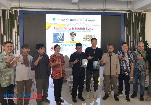 FOTO: Wali Kota Malang, Sutiaji, bersama penerbit buku dan penulis Buku Spektrum Kota Malang 2018-2023. (memontum.com/rsy)