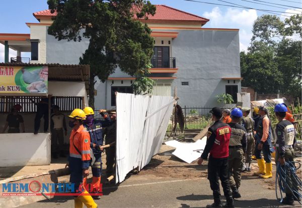 Sempat Alot dan Terjadi Perdebatan, Satpol PP Kota Malang Tertibkan Tujuh PKL di Kawasan Cemorokandang