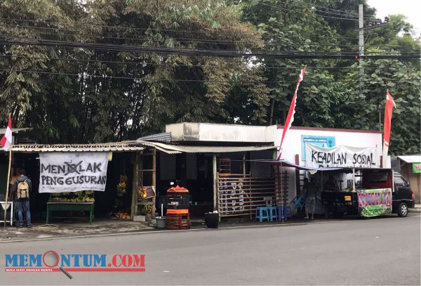 Terkena Imbas Rencana Pembangunan Jembatan, PKL di Tidar Pasang Banner Penolakan Penggusuran